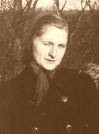 Meine Mutter mit Kopftuch um 1940